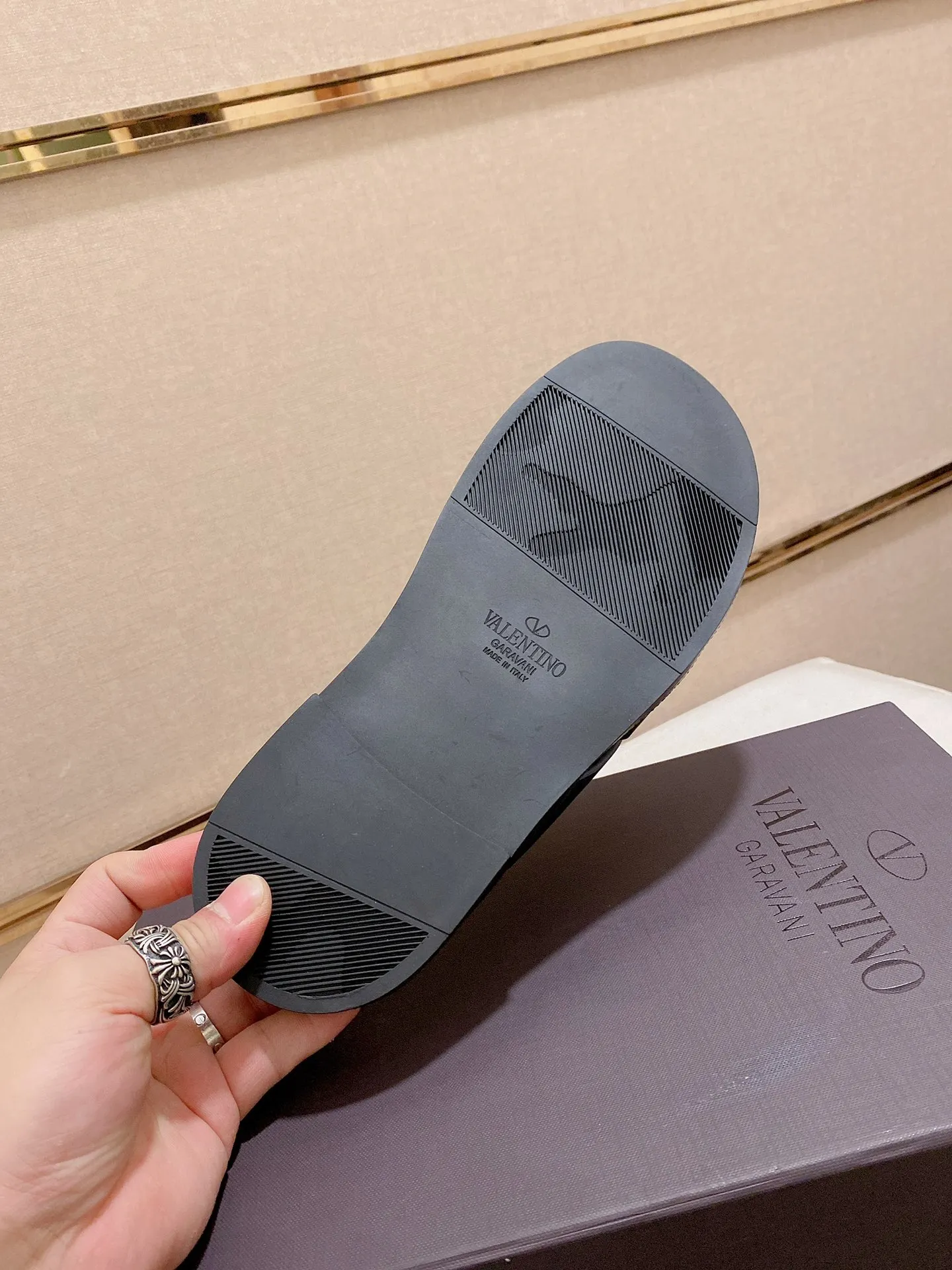 Men's shoes💰: 440💰[Valentino] New men's boutique slippers, counter quality, classic plaid, the actual workmanship is quite complex🔰The uppers are made of imported fabrics➕🐑Sheepskin lining, which tests the craftsman's craftsmanship➕original PU outsole. Size: 38-44 (45 can be customized, non-refundable)